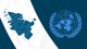 In der linken Hälfte des rechteckigen Bildes die Schleswig-Holstein-Karte in Blau mit eingezeichneter Unterteilung der Kreise und kreisfreien Städte. In der rechten Hälfte das Logo der UN in hellblau. Von oben links bis unten etwas über die Hälfte bildet ein weißes Kreissegment den Hintergrund für die SH-Karte auf dem sonst dunkelblauen Hintergrund. 